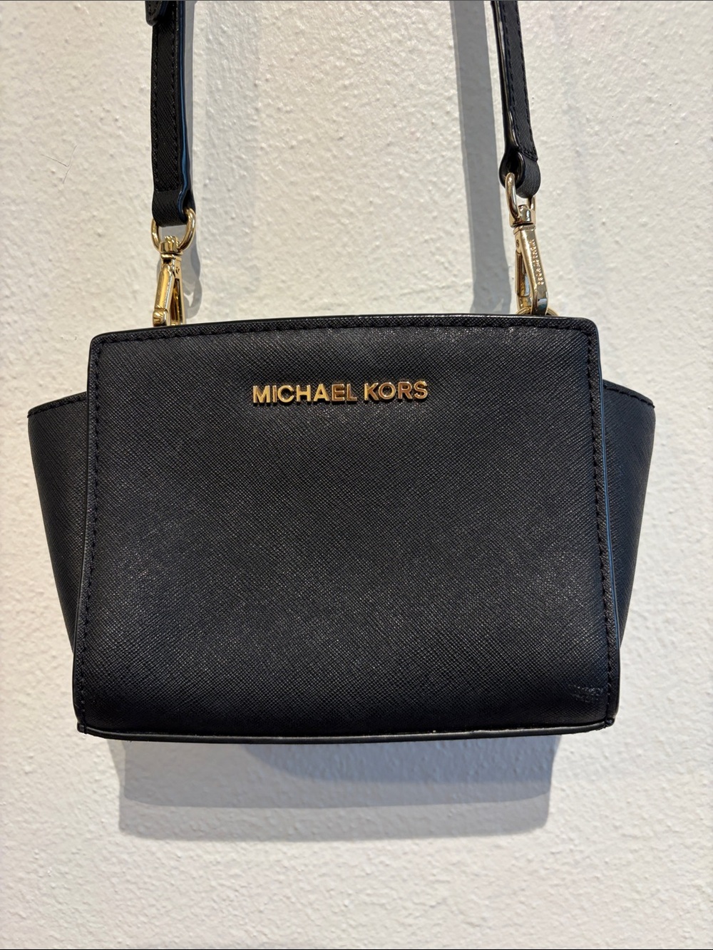 Michel Kors Mini Selma Leather crossbody bag black gold hardware - Picture 1 of 9